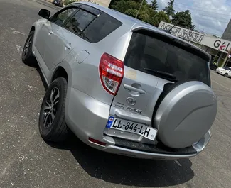 Wnętrze Toyota Rav4 do wynajęcia w Gruzji. Doskonały samochód 5-osobowy. ✓ Skrzynia Automatyczna.