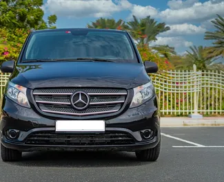 Wynajmij Mercedes-Benz Vito 2019 w ZEA. Paliwo: Benzyna. Moc: 180 KM ➤ Koszt od 370 AED za dobę.