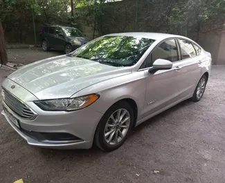 Wynajmij Ford Fusion Sedan 2017 w Gruzji. Paliwo: Hybryda. Moc: 188 KM ➤ Koszt od 128 GEL za dobę.