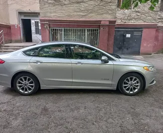 Wnętrze Ford Fusion Sedan do wynajęcia w Gruzji. Doskonały samochód 5-osobowy. ✓ Skrzynia Automatyczna.