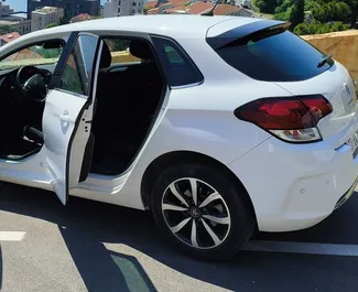 Wynajmij Citroen C4 2018 w Czarnogórze. Paliwo: Diesel. Moc: 75 KM ➤ Koszt od 30 EUR za dobę.