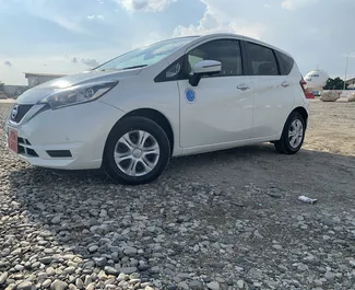 Wnętrze Nissan Note do wynajęcia na Cyprze. Doskonały samochód 5-osobowy. ✓ Skrzynia Automatyczna.