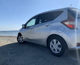 Wynajmij Nissan Note 2020 na Cyprze. Paliwo: Benzyna. Moc: 120 KM ➤ Koszt od 25 EUR za dobę.