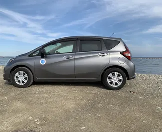 Wynajmij Nissan Note 2019 na Cyprze. Paliwo: Benzyna. Moc: 120 KM ➤ Koszt od 24 EUR za dobę.