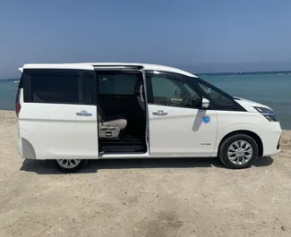 Wynajmij Nissan Serena 2020 na Cyprze. Paliwo: Hybryda. Moc: 178 KM ➤ Koszt od 40 EUR za dobę.