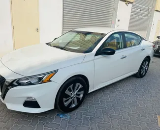 Wynajmij Nissan Altima 2020 w ZEA. Paliwo: Benzyna. Moc: 188 KM ➤ Koszt od 120 AED za dobę.