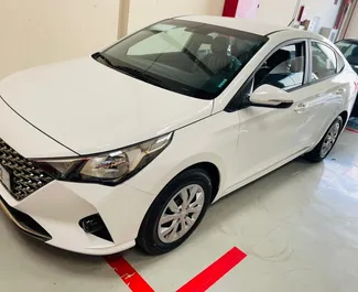 Wynajmij Hyundai Accent 2022 w ZEA. Paliwo: Benzyna. Moc: 100 KM ➤ Koszt od 95 AED za dobę.