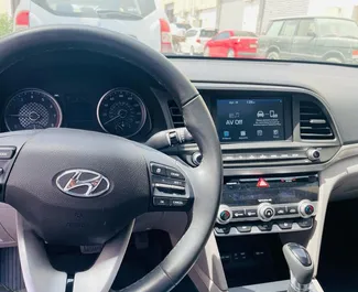 Hyundai Elantra 2019 do wynajęcia w Dubaju. Limit przebiegu 200 km/dzień.