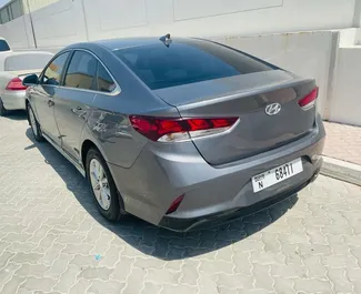 Hyundai Sonata 2018 do wynajęcia w Dubaju. Limit przebiegu 200 km/dzień.