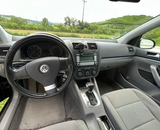 Wynajmij Volkswagen Golf 5 2005 w Albanii. Paliwo: Diesel. Moc: 160 KM ➤ Koszt od 35 EUR za dobę.