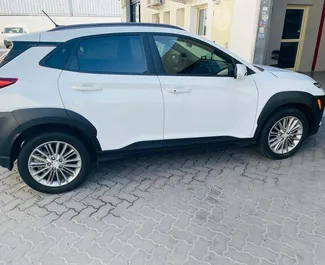 Wnętrze Hyundai Kona do wynajęcia w ZEA. Doskonały samochód 5-osobowy. ✓ Skrzynia Automatyczna.