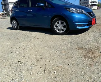 Wynajmij Nissan Note 2019 na Cyprze. Paliwo: Benzyna. Moc: 120 KM ➤ Koszt od 25 EUR za dobę.