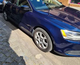 Wynajem samochodu Volkswagen Jetta nr 7183 (Automatyczna) na lotnisku w Kutaisi, z silnikiem 2,0l. Benzyna ➤ Bezpośrednio od Nika w Gruzji.