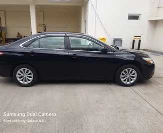 Wynajmij Toyota Camry 2015 w Gruzji. Paliwo: Hybryda. Moc: 200 KM ➤ Koszt od 100 GEL za dobę.