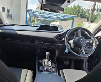 Wynajmij Mazda CX-30 2020 na Cyprze. Paliwo: Benzyna. Moc: 115 KM ➤ Koszt od 75 EUR za dobę.