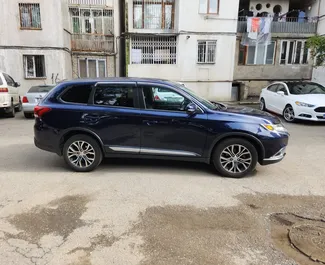 Wynajmij Mitsubishi Outlander Xl 2016 w Gruzji. Paliwo: Benzyna. Moc: 180 KM ➤ Koszt od 132 GEL za dobę.