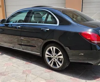 Mercedes-Benz C-Class – samochód kategorii Komfort, Premium na wynajem w ZEA ✓ Depozyt 2000 AED ✓ Ubezpieczenie: OC, CDW, SCDW, Pasażerowie, Od Kradzieży.