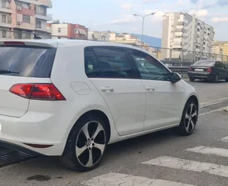 Volkswagen Golf 7 2015 do wynajęcia w Tiranie. Limit przebiegu 200 km/dzień.