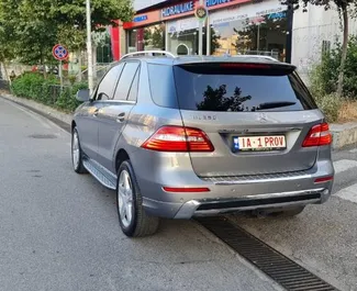 Wynajmij Mercedes-Benz ML350 2013 w Albanii. Paliwo: Diesel. Moc: 302 KM ➤ Koszt od 100 EUR za dobę.