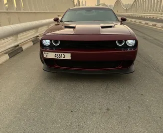 Wynajmij Dodge Challenger 2020 w ZEA. Paliwo: Benzyna. Moc: 309 KM ➤ Koszt od 185 AED za dobę.