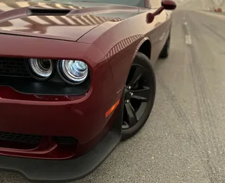 Dodge Challenger – samochód kategorii Premium, Luksusowy na wynajem w ZEA ✓ Depozyt 2000 AED ✓ Ubezpieczenie: OC, CDW, SCDW, Pasażerowie, Od Kradzieży, Bez Depozytu.