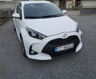 Wynajem samochodu Toyota Yaris nr 7466 (Automatyczna) w Budvie, z silnikiem 1,3l. Benzyna ➤ Bezpośrednio od Mirko w Czarnogórze.