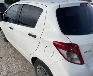 Wynajmij Toyota Yaris 2013 w Albanii. Paliwo: Diesel. Moc: 70 KM ➤ Koszt od 20 EUR za dobę.