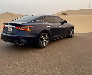 Wynajmij Nissan Maxima 2020 w ZEA. Paliwo: Benzyna. Moc: 304 KM ➤ Koszt od 95 AED za dobę.