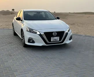 Wynajmij Nissan Altima 2021 w ZEA. Paliwo: Benzyna. Moc: 188 KM ➤ Koszt od 90 AED za dobę.