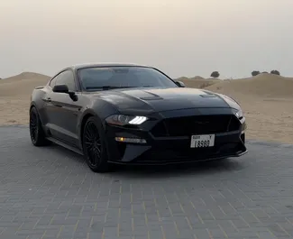 Wynajmij Ford Mustang GT 2021 w ZEA. Paliwo: Benzyna. Moc: 460 KM ➤ Koszt od 300 AED za dobę.