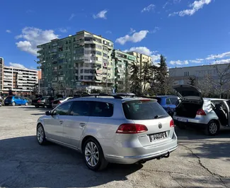 Wynajmij Volkswagen Passat Variant 2014 w Albanii. Paliwo: Diesel. Moc: 90 KM ➤ Koszt od 53 EUR za dobę.