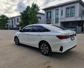 Toyota Yaris Ativ 2022 do wynajęcia na lotnisku Don Mueang w Bangkoku. Limit przebiegu nieograniczony.