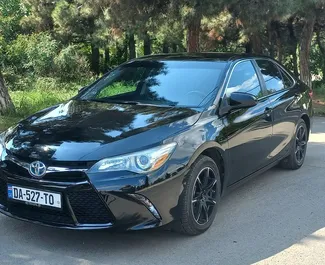 Wynajmij Toyota Camry 2015 w Gruzji. Paliwo: Hybryda. Moc: 200 KM ➤ Koszt od 110 GEL za dobę.