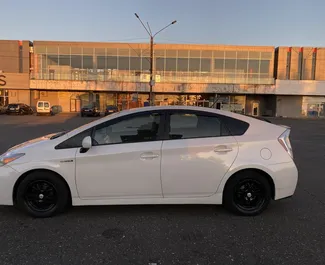 Wynajmij Toyota Prius 2010 w Gruzji. Paliwo: Hybryda. Moc: 170 KM ➤ Koszt od 80 GEL za dobę.