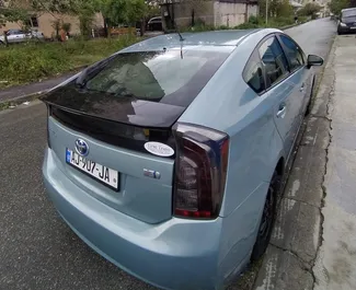 Toyota Prius 2013 do wynajęcia na lotnisku w Kutaisi. Limit przebiegu nieograniczony.