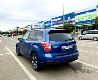 Wnętrze Subaru Forester do wynajęcia w Gruzji. Doskonały samochód 5-osobowy. ✓ Skrzynia Automatyczna.