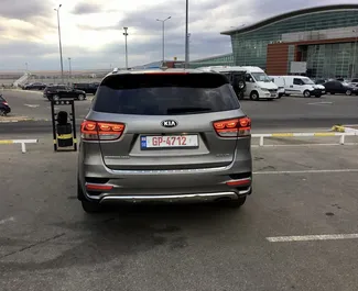 Wnętrze Kia Sorento do wynajęcia w Gruzji. Doskonały samochód 7-osobowy. ✓ Skrzynia Automatyczna.