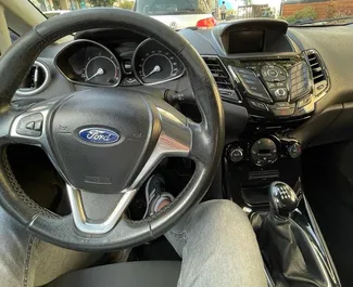 Wynajmij Ford Fiesta 2015 w Albanii. Paliwo: Diesel. Moc: 85 KM ➤ Koszt od 20 EUR za dobę.