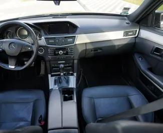 Mercedes-Benz E-Class – samochód kategorii Premium na wynajem w Albanii ✓ Bez Depozytu ✓ Ubezpieczenie: OC, CDW, FDW, Od Kradzieży, Zagranica, Młody.