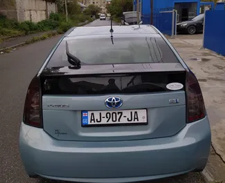 Wnętrze Toyota Prius do wynajęcia w Gruzji. Doskonały samochód 5-osobowy. ✓ Skrzynia Automatyczna.