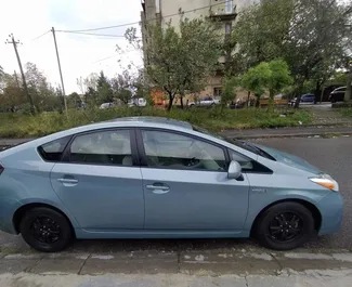 Toyota Prius – samochód kategorii Ekonomiczny, Komfort na wynajem w Gruzji ✓ Depozyt 200 GEL ✓ Ubezpieczenie: OC, CDW, SCDW, FDW, Pasażerowie, Od Kradzieży, Bez Depozytu.