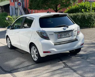 Wynajmij Toyota Yaris 2013 w Albanii. Paliwo: Hybryda. Moc: 75 KM ➤ Koszt od 24 EUR za dobę.