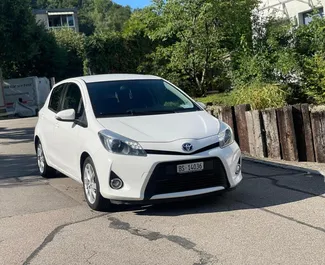 Wynajem samochodu Toyota Yaris nr 7859 (Automatyczna) w Tiranie, z silnikiem 1,5l. Hybryda ➤ Bezpośrednio od Erjet w Albanii.