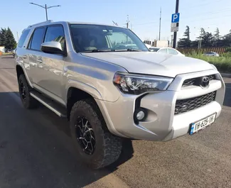 Wynajmij Toyota 4 Runner 2017 w Gruzji. Paliwo: Benzyna. Moc: 273 KM ➤ Koszt od 220 GEL za dobę.