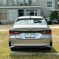 Wynajmij Toyota Yaris Ativ 2022 w Tajlandii. Paliwo: Benzyna. Moc:  KM ➤ Koszt od 700 THB za dobę.