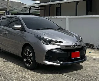 Wynajem samochodu Toyota Yaris nr 8137 (Automatyczna) na lotnisku w Phuket, z silnikiem 1,2l. Benzyna ➤ Bezpośrednio od Wiaczesław w Tajlandii.