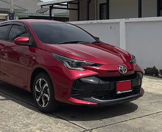 Wynajem samochodu Toyota Yaris nr 8138 (Automatyczna) na lotnisku w Phuket, z silnikiem 1,2l. Benzyna ➤ Bezpośrednio od Wiaczesław w Tajlandii.