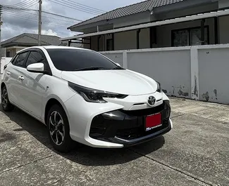 Wynajem samochodu Toyota Yaris nr 8139 (Automatyczna) na lotnisku w Phuket, z silnikiem 1,2l. Benzyna ➤ Bezpośrednio od Wiaczesław w Tajlandii.