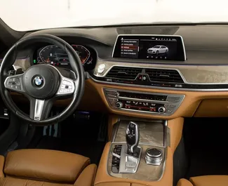 Wynajmij BMW 520i 2019 w ZEA. Paliwo: Benzyna. Moc: 330 KM ➤ Koszt od 426 AED za dobę.