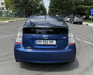 Wnętrze Toyota Prius do wynajęcia w Gruzji. Doskonały samochód 5-osobowy. ✓ Skrzynia Automatyczna.